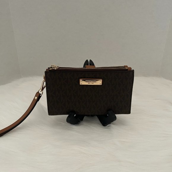 Michael Kors Handbags - MICHAEL KORS Jet Set Logo Smartphone Wallet